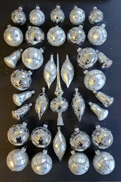 Exklusives 35er Christbaumschmuck Set in Silber-Weiss mit Volldekor und Oliven, mundgeblasen Lauscha